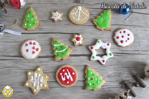 biscotti natalizi decorati con glassa e spezie