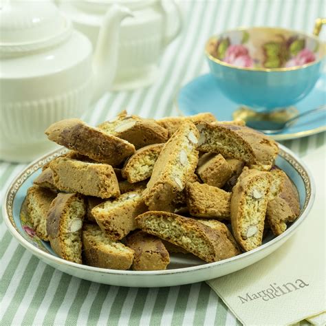 cantuccini alle mandorle su un piatto