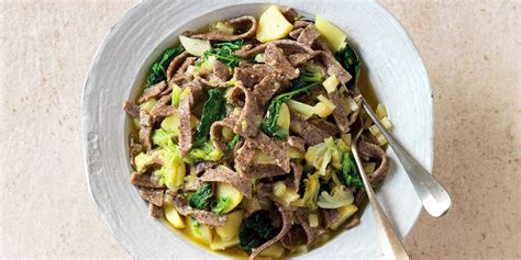 Tecnica di taglio dei pizzoccheri per ottenere la forma desiderata.