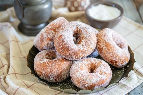immagini di ciambelle fritte calde passate nello zucchero