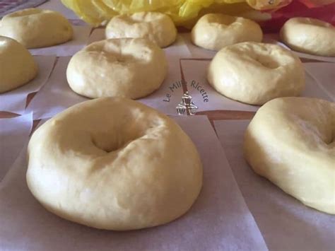 ciambelle formate su carta forno pronte per la seconda lievitazione