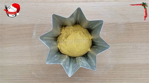 Stampo per pandoro in fase di lievitazione con pentola d'acqua