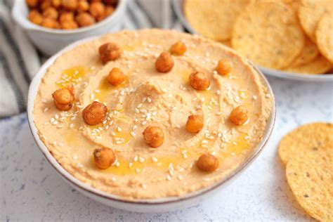 Immagine di un piatto di hummus fatto in casa con ceci neri