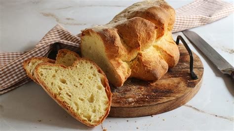 Immagine di pane e pizza preparati con l'aggiunta di farina di fave, mostrando la loro consistenza.