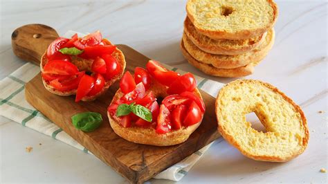Immagine di friselle di fave e avena, con ingredienti in evidenza.