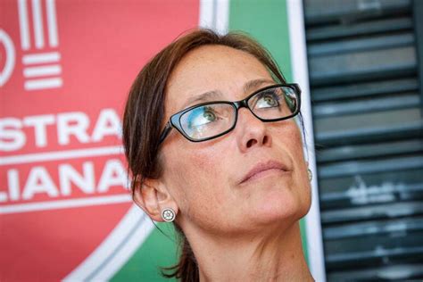 foto di Ilaria Cucchi con un'espressione determinata