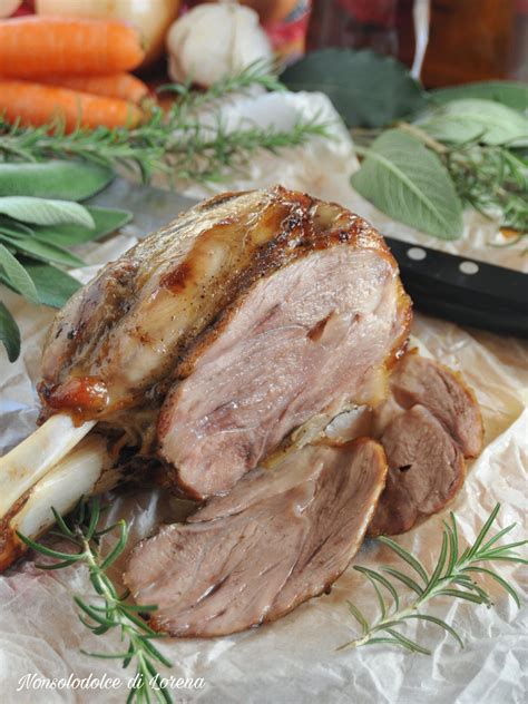 Stinco di maiale laccato con glassa lucida e guarnizioni