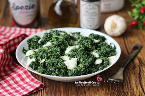 Primo piano di spinaci freschi e formaggio mozzarella filante