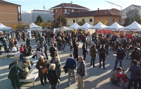 vista aerea di una sagra con stand gastronomici e persone che mangiano all'aperto