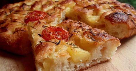 Impasto della focaccia barese con patate in fase di lavorazione