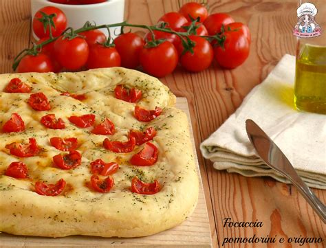 Focaccia barese con pomodorini e origano pronta per essere infornata