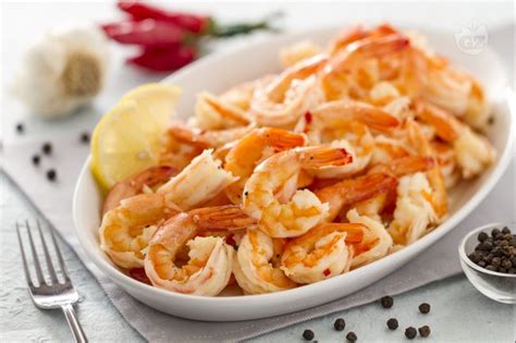Gamberi saltati in padella con aglio e peperoncino, pronti per essere uniti alla pasta.