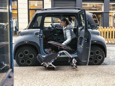 Persone con disabilità motoria a bordo di un'imbarcazione adattata