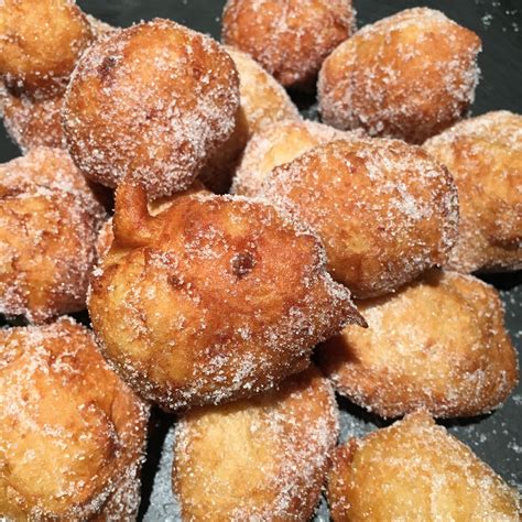 Illustrazione stilizzata di tre dolci siciliani di Carnevale: pignolata, sfinci e rame di Napoli