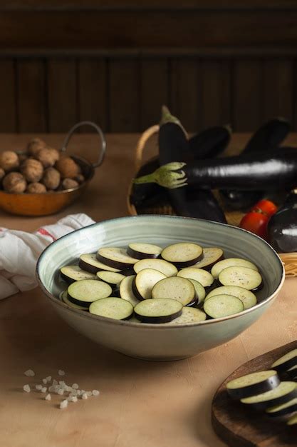 melanzane fresche pronte per essere preparate