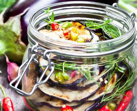 vasetti di vetro con melanzane sott'olio, aglio e menta