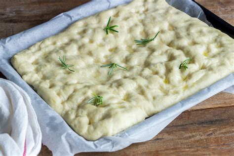 Impasto della focaccia con uvetta nella planetaria