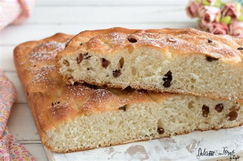 Focaccia con uvetta in fase di lievitazione nel forno