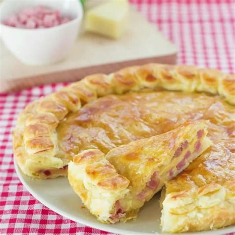 Una pizza rustica con prosciutto cotto e formaggio filante, pronta per essere gustata