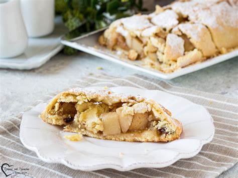 Composizione degli ingredienti per il ripieno dello strudel: mele a fette, uvetta, pinoli, cannella