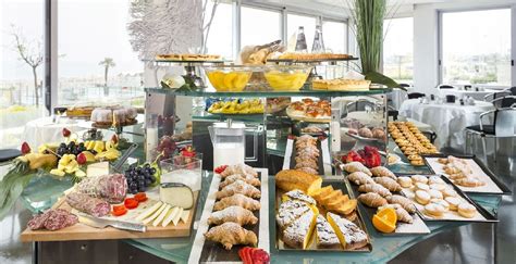 Immagine di una colazione a buffet ben presentata con prodotti freschi e monoporzioni
