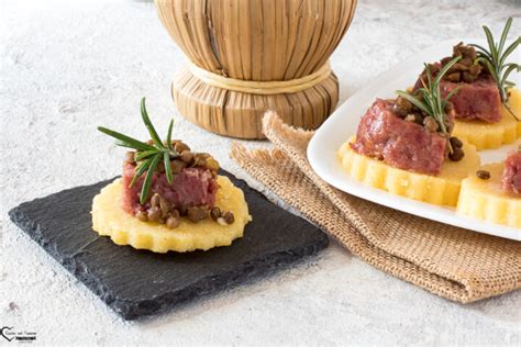 composizione di antipasti con cotechino, come crostini e involtini