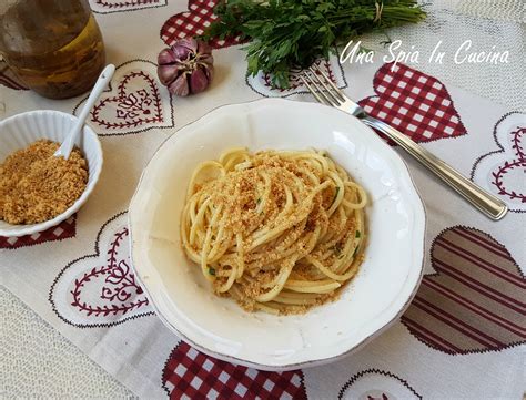 Pangrattato tostato in padella con acciughe e aglio