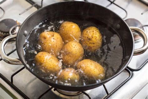 patate che bollono in un pentolino