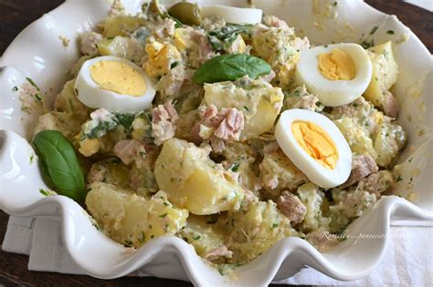 ingredienti per insalata di patate e tonno su un tavolo