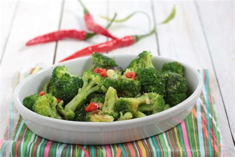 Broccoli saltati in padella con aglio e peperoncino