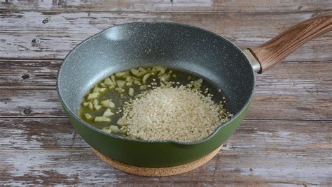 Tostatura del riso in casseruola con soffritto di scalogno