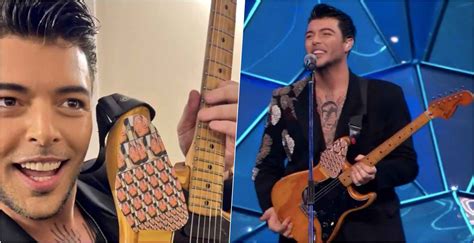 Erica Mou che si esibisce con la chitarra