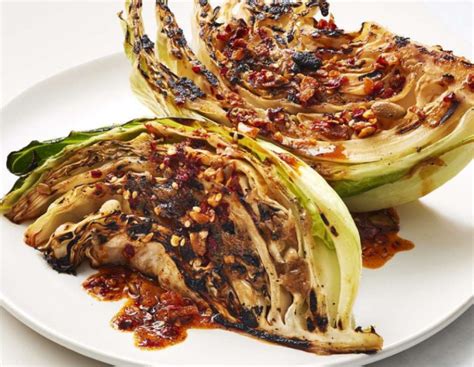 Piatto di cavolo grigliato con condimenti colorati