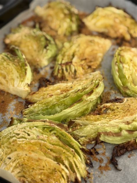 Spicchi di cavolo cappuccio che cuociono sulla griglia