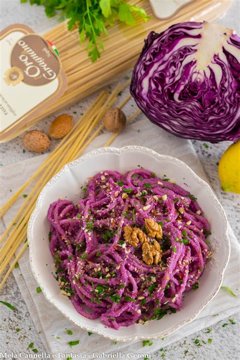 Primo piano di uno spicchio di cavolo grigliato con segni di cottura evidenti