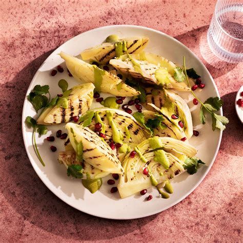 Composizione di cavolo grigliato servito con salsa tahina e guarnizioni varie