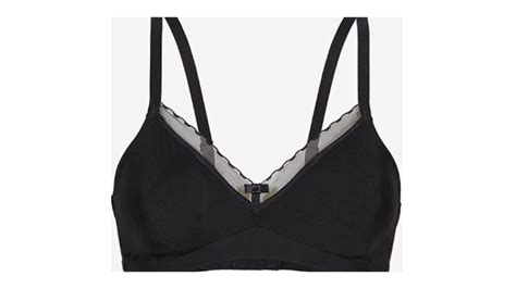 Donna che indossa una maglietta bianca con un reggiseno di pizzo nero visibile