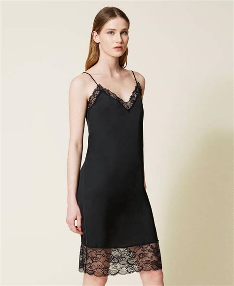Dettaglio di un abito elegante con sottoveste in pizzo nero