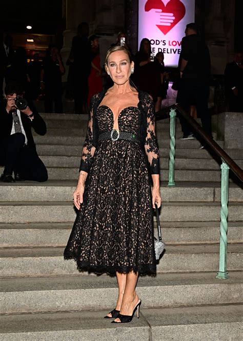 Sarah Jessica Parker in un abito di pizzo nero Michael Kors
