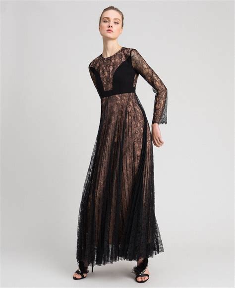 Donna che indossa un abito in pizzo nero con accessori minimal