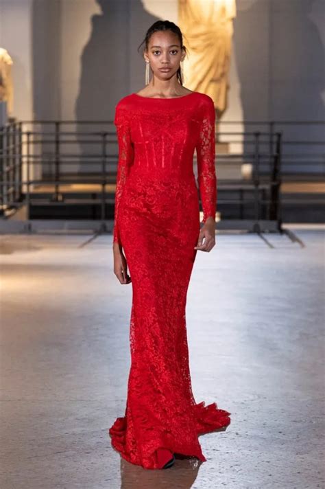 Esempi di look di celebrità con abiti in pizzo, mostrando abbinamenti corretti e incorretti