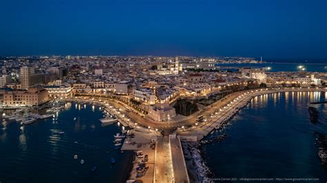 Una veduta aerea di Bari Vecchia con i suoi tetti rossi e il mare blu sullo sfondo
