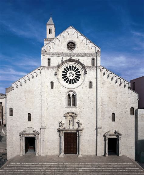 La facciata della Cattedrale di San Sabino con il suo campanile