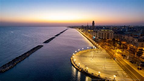 Bancarelle sul lungomare di Bari con vista sul mare