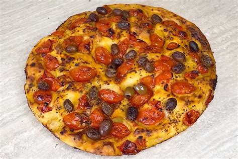 Una focaccia barese dorata e fragrante