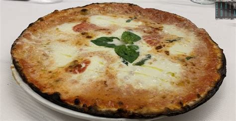 Una pizza barese sottile e croccante con pomodoro e mozzarella