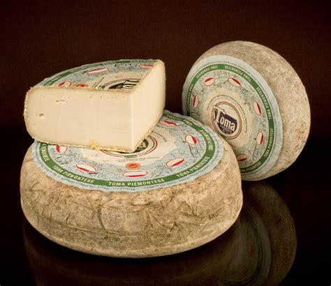 Formaggio Toma Piemontese DOP con la sua crosta tipica e pasta interna