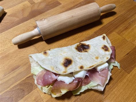 Dettaglio di un impasto di piadina e degli ingredienti freschi per i ripieni