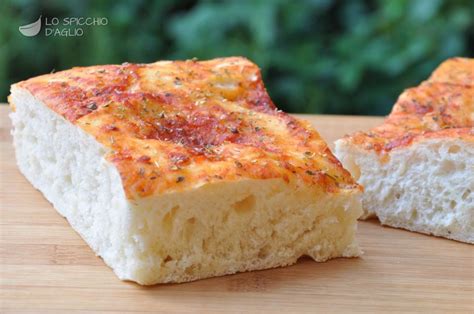 Immagine di focaccia al pomodoro Delizie Libere pronta da cuocere.