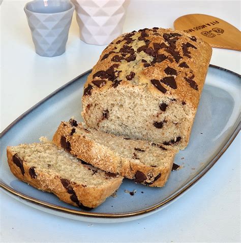 Ingredienti secchi per plumcake senza uova e burro disposti in ciotole